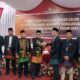 DIDAMPINGI Karlinus (tiga kiri), Fajri Munte menyerahkan berkas Paslon kepada Ketua KIP, Asmiadi. (Waspada/Ist)