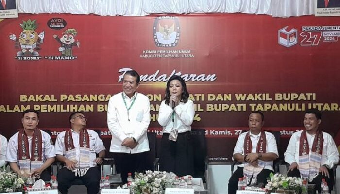 Satika Simamora- Sarlandy Hutabarat Daftar Ke KPU Taput