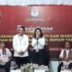 Satika Simamora didampingi pasangannya, Sarlandy Hutabarat, sedang memberikan sambutan usai menyerahkan berkas persyaratan sebagai kontestan kepada KPU Taput, Kamis (29/8). Waspada/Hotbin Purba