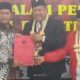 CALON Bupati Eddy Keleng Ate Berutu didampingi Calon Wakil Bupati Depriwanto Sitohang menyerahkan berkas pencalonan yang diterima Ketua KPU Arianto Tinendung didampingi anggota Komisioner lainya dan Ketua Bawaslu Idrus Maha.Waspada/Kartolo Muntl