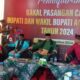 Bakal Pasangan calon Bupati dan Wakil Bupati Aceh Tamiang tahun 2024, Irjen Pol Drs Armia Fahmi, MH- Ismail,SE ketika mendaftar untuk ikut Pilkada 2024 di KIP Kabupaten Aceh Tamiang, Kamis (29/8) sore. Waspada/ Muhammad Hanafiah
