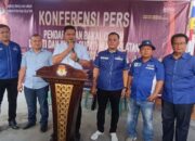 Pasangan milenial, Fajarius Laia dan Sifaoita Bu'ulolo mendaftar sebagai bakal calon Bupati dan Wakil Bupati di KPU Kabupaten Nias Selatan, Kamis (29/8). Waspada/Budi Gowasa