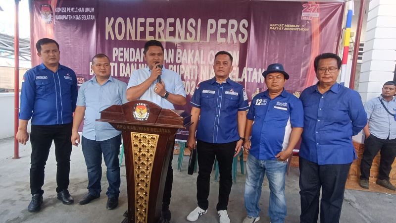 Pasangan milenial, Fajarius Laia dan Sifaoita Bu'ulolo mendaftar sebagai bakal calon Bupati dan Wakil Bupati di KPU Kabupaten Nias Selatan, Kamis (29/8). Waspada/Budi Gowasa