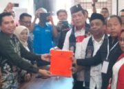 Ketua PDIP Timbul Marganda Lingga (dua kanan) menyerahkan berkas Paslon Wali Kota dan Wakil Wali Kota Yan Santoso Purba (empat kanan) dan Irwan (tiga kanan) kepada Ketua dan Komisioner KPU saat pendaftaran terakhir untuk Pilkada Pematangsiantar 2024 di Kantor KPU, Jl. Porsea, Kamis (29/8).(Waspada-Edoard Sinaga)