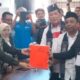 Ketua PDIP Timbul Marganda Lingga (dua kanan) menyerahkan berkas Paslon Wali Kota dan Wakil Wali Kota Yan Santoso Purba (empat kanan) dan Irwan (tiga kanan) kepada Ketua dan Komisioner KPU saat pendaftaran terakhir untuk Pilkada Pematangsiantar 2024 di Kantor KPU, Jl. Porsea, Kamis (29/8).(Waspada-Edoard Sinaga)