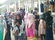 Ratusan warga antre untuk mendapatkan paket sembako pada pasar murah yang digagas oleh Disperindagkop Aceh dan Perum Bulog Cabang Langsa, di Tribun Lapangan Merdeka Langsa, Senin (5/8). Waspada/Rapian