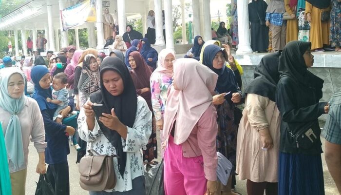 Ratusan Warga Langsa Serbu Pasar Murah