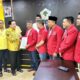 Penyerahan SK dukungan dari Partai Golkar ke Paslon H Sarjani Abdullah-Al Azaizi yang diusung Partai Aceh, Kamis (29/30). Waspada/Ist