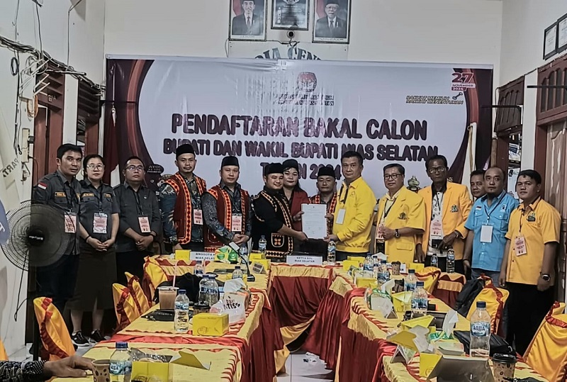 Pasangan Idealisman Dachi - Foluaha Bidaya (IIDE -FOL) deklarasi dan mendaftar sebagai bakal calon Bupati dan Wakil Bupati di KPU Nias Selatan, Kamis (29/8) malam. Waspada/Budi Gowasa