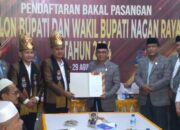 Paslon Jonniadi bersama Zaini mentri Doi JOZ saat mendaftar ke KIP Kamis, (29/8).(Waspada/Muji Burrahman)