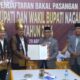 Paslon Jonniadi bersama Zaini mentri Doi JOZ saat mendaftar ke KIP Kamis, (29/8).(Waspada/Muji Burrahman)