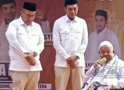 Calon Wali Kota, H Fathani dan Calon Wakil Wali Kota Lhokseumawe, H Zarkasyi, Kamis (29/8) pagi di pentas deklarasi calon kepala daerah di halaman parkir Station Coffee tertunduk saat mendengar tausiyah ulama kharismarik Aceh, Abu Paya Pasi. Waspada/Maimun Asnawi