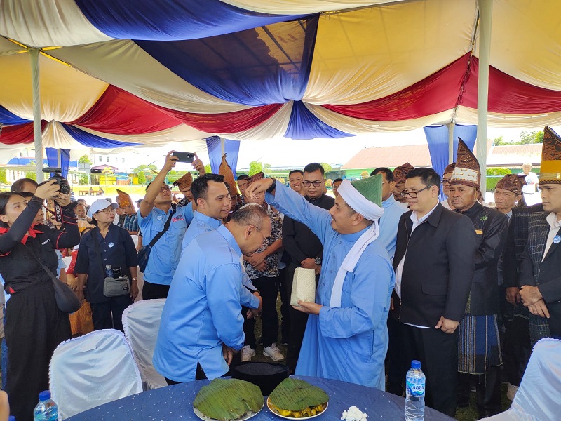 Raja Marpitu Dan Tokoh Agama Lepas Anton - Benny Daftar Ke KPU Simalungun Raja Marpitu Dan Tokoh Agama Lepas Anton - Benny Daftar Ke KPU Simalungun