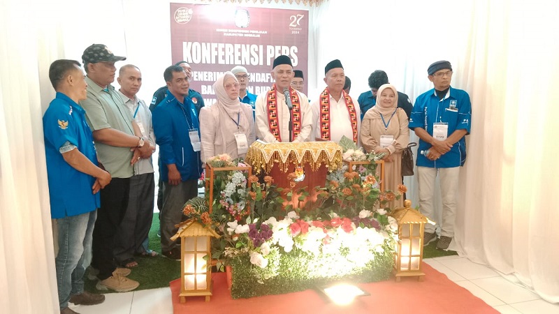 Pasangan Bakal Calon Bupati dan Wakil Bupati Simeulue, H. Mawardi dan Yusran Foto bersama usai mendaftar dengan KIP Simeulue. Kamis (29/9).Waspada/Ist