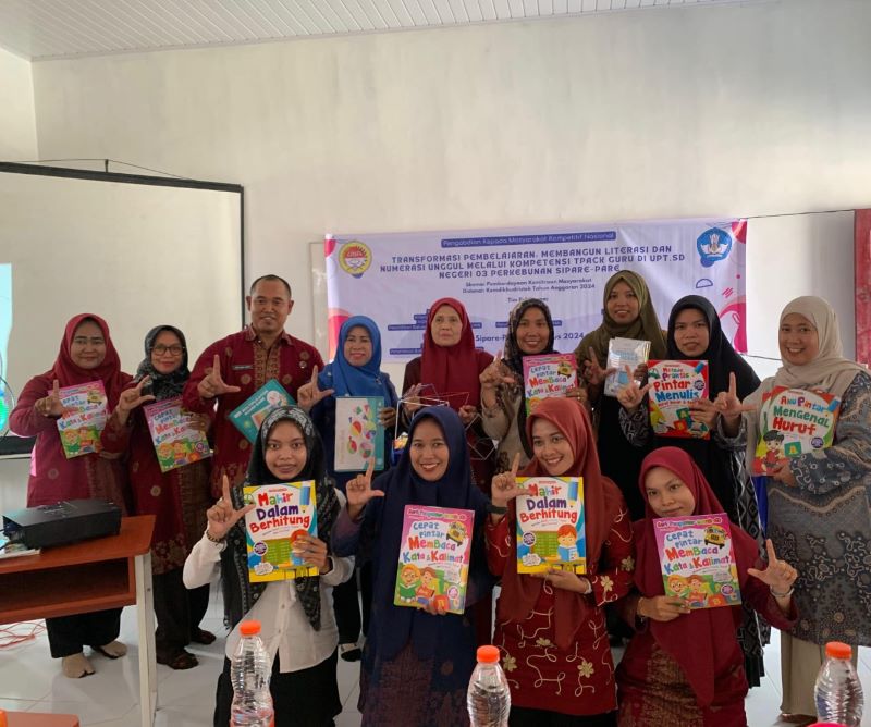 Pemberian buku dan alat peraga literasi dan numerasi kepada kepala sekolah dan guru SD Negeri 03 Perkebunan Sipare-pare. Waspada/Ist