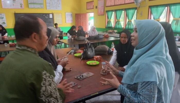 Peningkatan Kompetensi Guru Melalui Pelatihan Pembuatan Media Pembelajaran Bioplastik