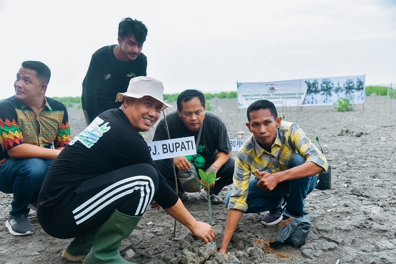 PENANAMAN 1.000 mangrove oleh Pj Bupati Batubara Heri Wahyudi Marpaung melibatkan berbagai elemen, termasuk Plt Kadis Perkim dan LH Lendi di Pantai Sujono, Desa Lalang, Kecamatan Medang Deras.Waspada/Ist