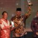 Penjabat (Pj) Gubernur Aceh, Dr. H. Safrizal ZA, M.Si, saat menerima trofi penghargaan atas Apresiasi Kinerja Penjabat Kepala Daerah Tahun 2024, yang diserahkan langsung oleh Mendagri, Tito Karnavian di The Tribrata, Hotel & Convention Center Darmawangsa Jakarta, Jumat (30/8) malam. (Waspada/Ist)