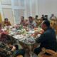 Dinner tadi malam di Pendopo Bupati Simeulue ala Ampon Reza untuk Simeulue yang adem dan damai. Waspada/Ist