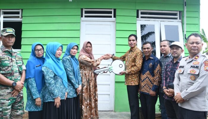 Pj Wali Kota Langsa Serahkan Rumah Layak Huni Zulfiana