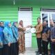 Pj Wali Kota Kota Langsa, Dr (C) Syaridin, SPd, MPd, menyerahkan kunci rumah layak huni kepada Zulfiana warga Gampong Sukarejo, Kecamatan Langsa Timur, Sabtu (31/8). Waspada/Rapian.