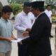 MANJEMEN IP menyerahkan piagam kepada salah seorang anak pegawai yang berprestasi. Waspada/Ist