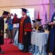 Rektor UGNP, Dr Burhanuddin MPd saat mewisuda salah seorang mahasiswa di Gedung Serbaguna Perkantoran Pemkab Tapanuli Selatan (Tapsel), Sipirok, Sabtu (31/8). Waspada/ist.