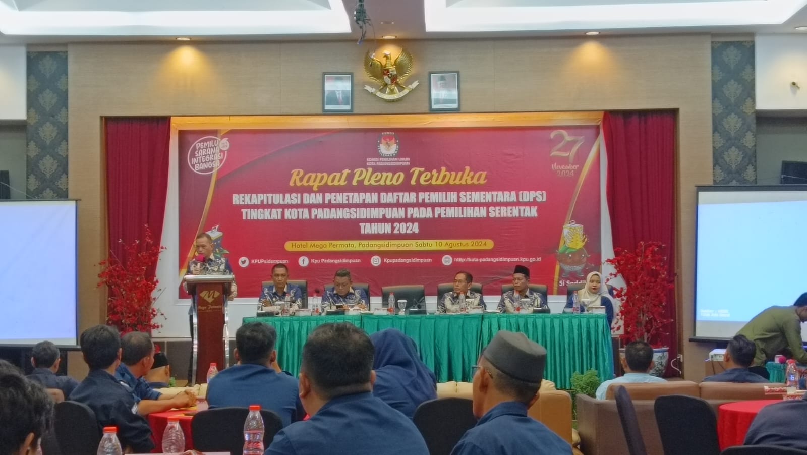 Ketua KPU Kota Padangsidimpuan Tagor Dumora saat menyampaikan laporan dalam rapat pleno terbuka penetapan Daftar Pemilih Sementara.(Waspada/Syarif Ali Usman)