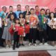 Kontingen Pesparawi Toba foto bersama usai pengumuman pemenang yang diadakan di Gereja HKBP Tampubolon Kec.Balige, Kab.Toba, Sabtu (31/8). Waspada/Ramsiana Gultom