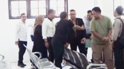 Pengacara Mustapa Kamal Siregar, Ahmad Marwan Rangkuti SH (pakai Jas) usai sidang Prapid di PN.P.Sidimpuan.(Waspada/ist)