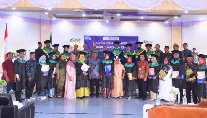 Rektor IPTS Wisuda 203 Mahasiswa