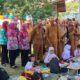 Pj. Bupati Deliserdang Ir. Wiriya Alrahman, MM, didampingi Pj.Ketua TP PKK Ismiralda Siregar, Pj.Ketua DWP Chairani CE Capah, Kadisdik Yudi Hilmawan, SE, MM, dan Kadis P3A-P2KB Dr.Hj.Miska Gewasari, MM, meninjau lomba mewarnai tingkat SD dalam rangka Hari Anak Nasional ke 40 Tingkat Kabupaten Deliserdang Tahun 2024 di Taman Buah Lubukpakam, Senin (5/8). (Waspada/Khairul K Siregar/B)