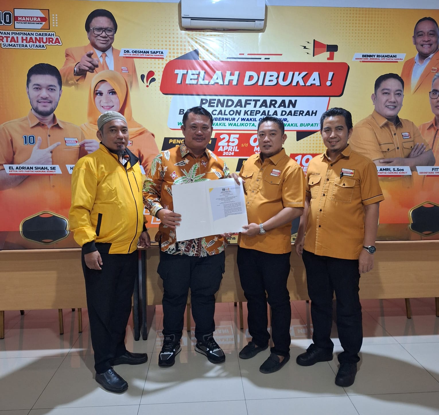Pasangan Sowa'a Laoli, SE, M.Si - Marthinus Lase (SMART) menerima rekomendasi dari DPP Partai Hanura yang diserahkan oleh DPD Partai Hanura Sumatera Utara, Sabtu (10/8).Waspada/Ist