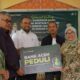 Pj. Gubernur Aceh, Bustami, SE, M.Si, bersama Pj. Ketua TP-PKK Aceh, Mellani Subarni, menyerahkan bantuan untuk Rumah Kita Milik Yayasan Darah Aceh (Anak Thalasemia) di Gampong Ie Masen, Kec. Ulee Kareng, Banda Aceh, Sabtu (10/8). (Waspada/Ist)