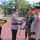 Kapolres Nagan Raya memberikan penghargaan kepada personel Brimob, TNI dan BPBD di halaman Mapolres Nagan Raya, Senin (5/8).(Waspada/Muji Burrahman)
