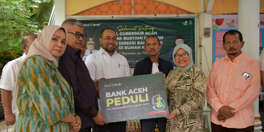 Pj. Gubernur Aceh, Bustami, SE, M.Si, bersama Pj. Ketua TP-PKK Aceh, Mellani Subarni, menyerahkan bantuan untuk Rumah Kita Milik Yayasan Darah Aceh (Anak Thalasemia) di Gampong Ie Masen, Kec. Ulee Kareng, Banda Aceh, Sabtu (10/8). (Waspada/Ist)