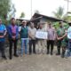 Yunus, Staf Ahli Bupati bidang Perekonomian, Keuangan dan Pembangunan saat mengunjungi salah satu warga penerima bantuan pemasangan listrik gratis dari PLN Aceh, Sabtu (10/8). (Waspada/Yusri).