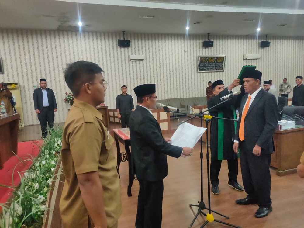 Ketua DPRK Langsa, Maimul Mahdi saat melantik anggota DPRK Langsa, Muzakir sebagai Pengganti Antar Waktu (PAW) sisa masa jabatan tahun 2019-2024 menggantikan Fajri, di ruang DPRK Langsa, Senin (5/8). Waspada/Rapian