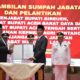 Pj Gubernur Aceh, Bustami Hamzah, saat menyerahkan SK perpanjangan Pj Wali Kota Langsa kepada Syaridin, di Anjong Mon Mata, Banda Aceh, Minggu (11/8). Waspada/Ist.