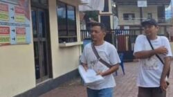 Muhammad Agussalim wartawan TVRI dan juga Media Online bersama rekannya saat melaporkan pengancaman atas dirinya ke Mapolres Mandailing Natal. Waspada/Ali Anhar Harahap