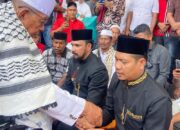 Ulama kharismatik Aceh, Tgk H Sofyan Mahdi atau Abon Arongan memimpin upacara tepung tawar (peusijuek--red) Cabup/Cawabup Aceh Timur, Iskandar Usman Alfarlaky - T Zainal Abidin di Peureulak, Aceh Timur, Kamis (29/8). Waspada/Muhammad Ishak