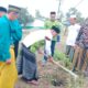 DOSEN Pembimbing Lapangan(DPL) H. Irhamuddin,MA bersama Siswanto M.H.M.ed dan Hj. Syamsiah Nasution, S.Ag. MA dan mahasiswa saat menanam aneka pohon berbuah. Waspada/ist