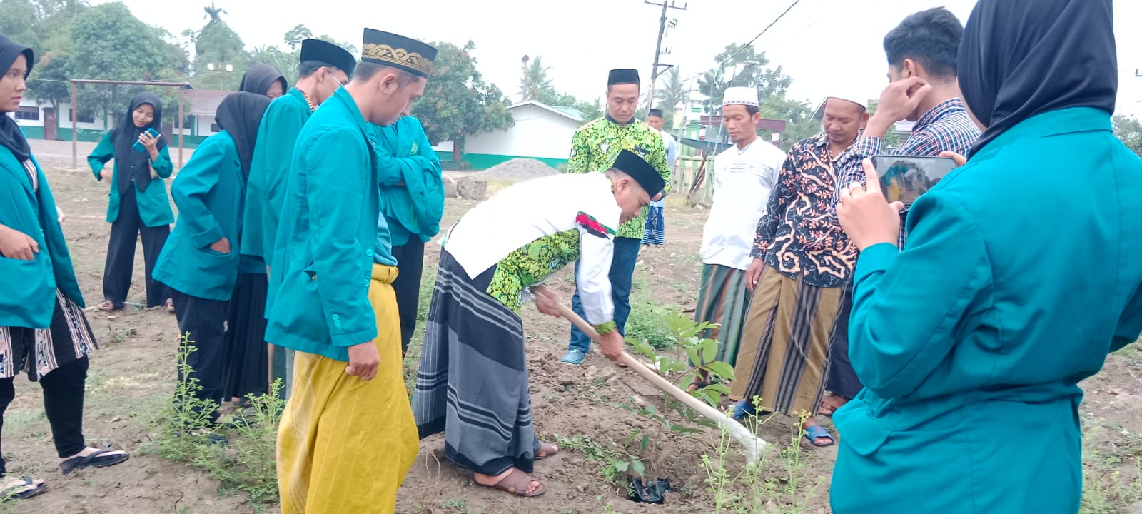 DOSEN Pembimbing Lapangan(DPL) H. Irhamuddin,MA bersama Siswanto M.H.M.ed dan Hj. Syamsiah Nasution, S.Ag. MA dan mahasiswa saat menanam aneka pohon berbuah. Waspada/ist