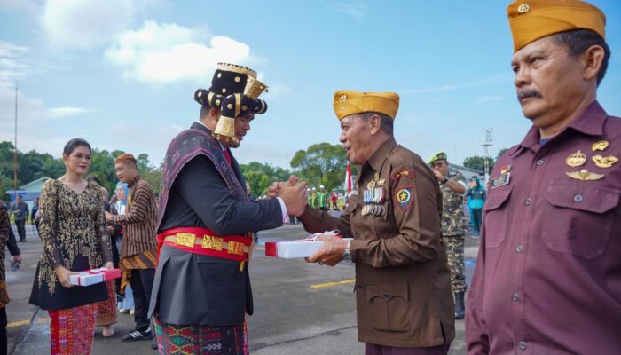Berbusana Adat Mandailing, Bobby Nasution Pimpin Upacara HUT Ke-79 Kemerdekaan RI