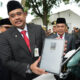WALIKOTA Medan Bobby Nasution, memperlihatkan barcode parkir berlangganan. Waspada/Ist