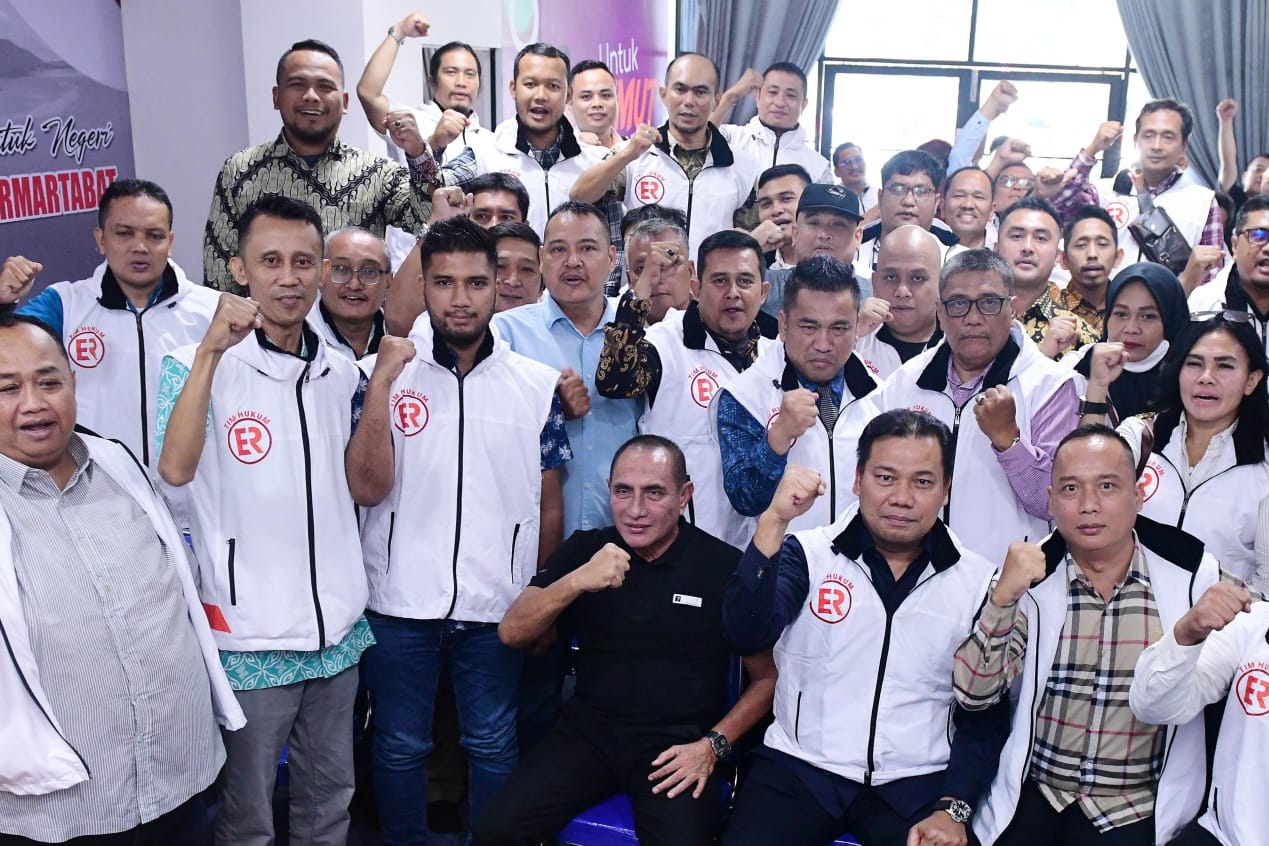 BAKAL calon Gubsu Edy Rahmayadi, bersama tim hukum, usai melaksanakan rapat kerja di Rumah Pemenangan Edy Rahmayadi. Waspada/Ist