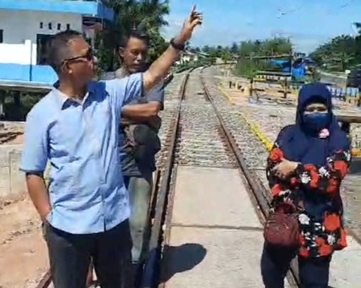 ANGGOTA DPRD Sumut Ahmad Hadian (kiri) ketika meninjau perlintasan rel KA di Batubara. Waspada/Ist
