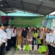 KETUA Badan Koordinasi Pemuda Muslim (BAKOPAM) Sumatera Utara, Ibnu Hajar SE, foto bersama dengan sejumlah warga usai membagikan sembako Jumat Barokah di Jl. Selam VI Medan, Jumat (9/8). Waspada/Ist