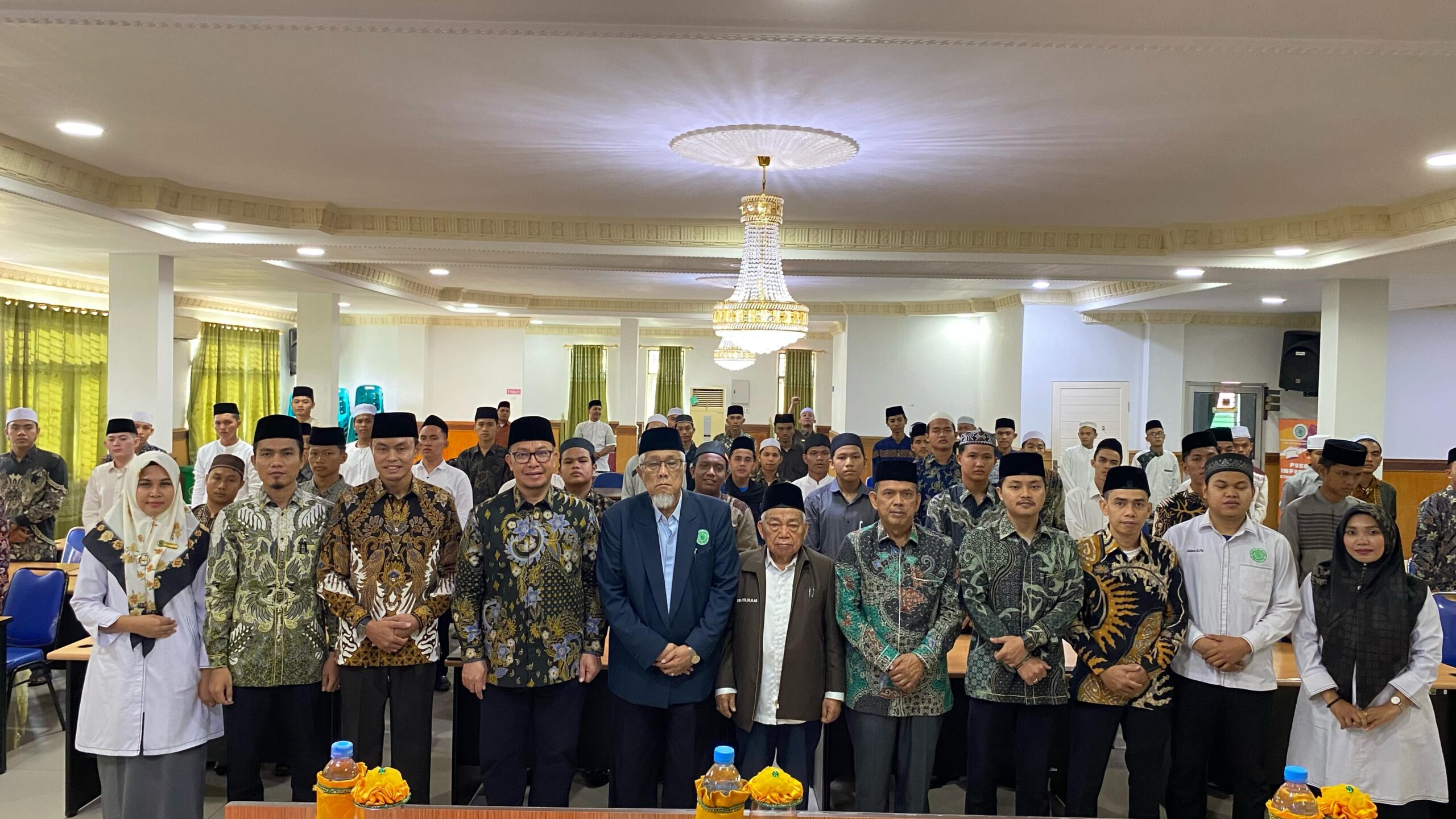 KETUA Umum MUI Sumatera Utara Dr. H. Maratua Simanjuntak bersama Direktur PTKU Prof. Dr. H. Hasan Bakti Nasution, MA, Sekretaris Panitia Dr. Irwansyah, M.H.I para dosen dan calon mahasiswa dan panitia foto bersama. Waspada/ist