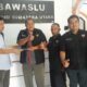 KETUA Lembaga Pemantau Pemilu dan Pemerintahan Sumatera Utara (LP3SU) Salfimi Umar, dan jajaran. Waspada/ist